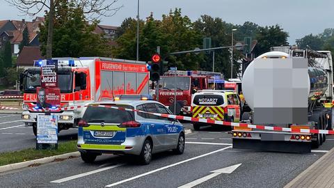 Polizei- und Rettungswagen an der abgesperrten Unfallstelle in Bad Hersfeld