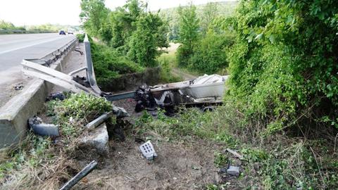 Lkw liegt in Böschung