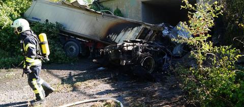 Feuerwehrmann an dem Lkw nach dem Brand