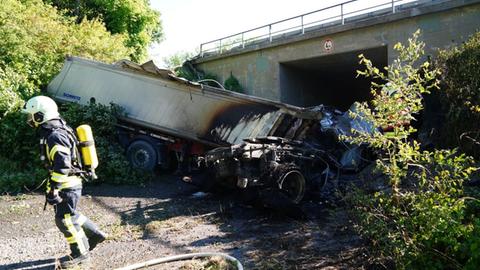 Feuerwehrmann an dem Lkw nach dem Brand