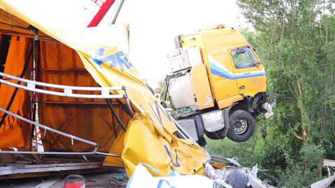 Lkw-Zugmaschine wird von Kran angehoben