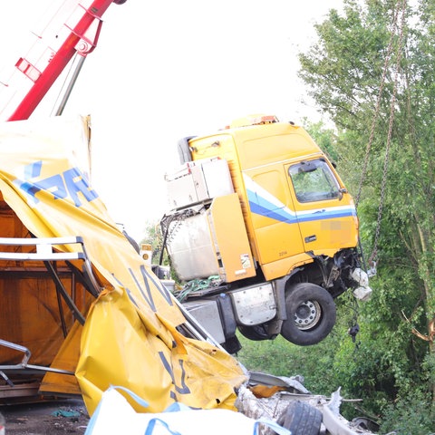 Lkw-Zugmaschine wird von Kran angehoben