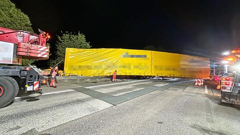 Einsatzkräfte beim verunglückten Lkw