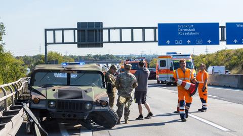 Ein beschädigtes Fahrzeug der US-Armee steht auf einer Autobahn.