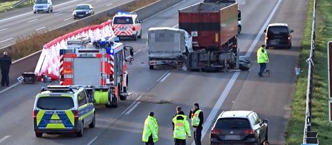 Unfallstelle mit beschädigten Autos und Einsatzkräften