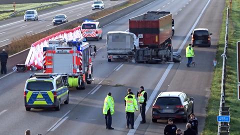 Unfallstelle mit beschädigten Autos und Einsatzkräften