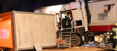 Baustellenfahrzeug auf der Seite, Lastwagen dahinter