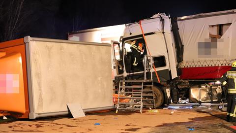 Baustellenfahrzeug auf der Seite, Lastwagen dahinter