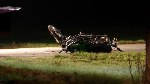 Unfallstelle im Landkreis Fulda - ein Motorrad liegt auf der Straße