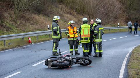 Das verunfallte Motorrad liegt auf der Landstraße.