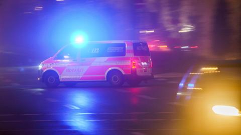 Symbolbild: Ein Notarztwagen fährt mit Blaulicht zur Unfallstelle. 