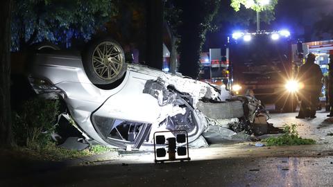 Das Auto landete bei dem Unfall auf dem Dach