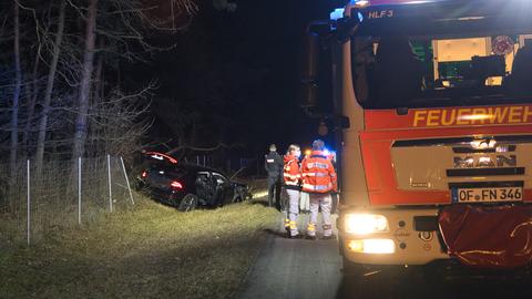 Verunfalltes Auto im Graben, Feuerwehrauto steht daneben