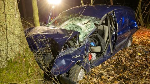 Auto fährt gegen Baum: Die Unfallstelle auf der B44 bei Neu-Isenburg