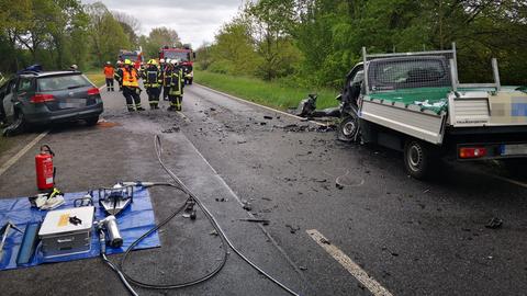 Auto und Transporter beschädigt, Einsatzkräfte der Feuerwehr auf der Straße