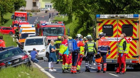 Rettungskräfte auf der Landstraße nach dem Unfall