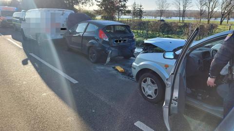 Autos sind ineinander gefahren, Feuerwehr und Polizei vor Ort