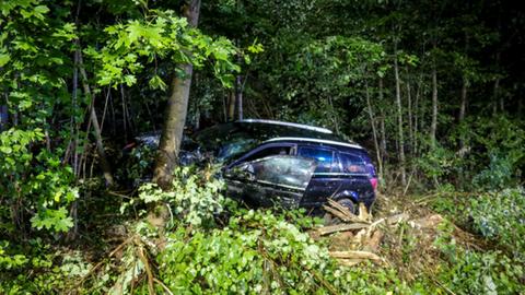 Auto ist in einen Baum gefahren