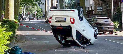 Das verunfallte Cabrio in der Frankfurter Siesmayerstraße