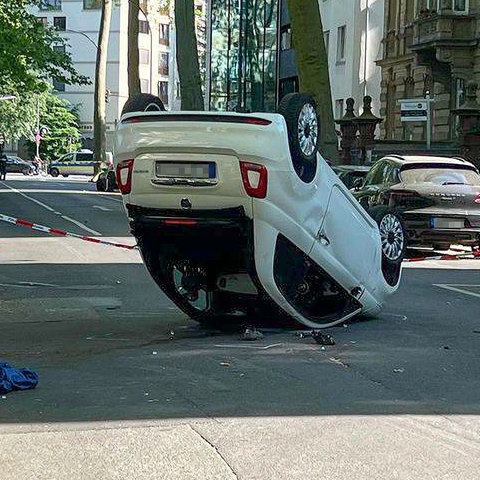 Das verunfallte Cabrio in der Frankfurter Siesmayerstraße