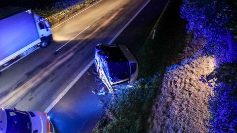 Umgekippter Pferdeanhänger auf A7 bei Fulda