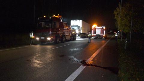 Aufräumarbeiten auf der Landstraße, sehr dunkel