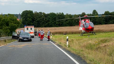 Der verunfallte Pkw und das Motorrad auf der Landstraße