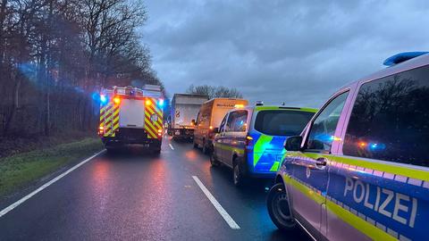 Einsatzwagen auf der B84 bei Rasdorf