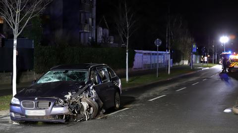 Einer der zwei Wagen steht nach dem Zusammenprall auf der Straße. 