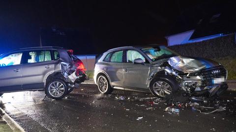 Zwei Autowracks an einer Unfallstelle in Reinheim (Darmstadt-Dieburg)