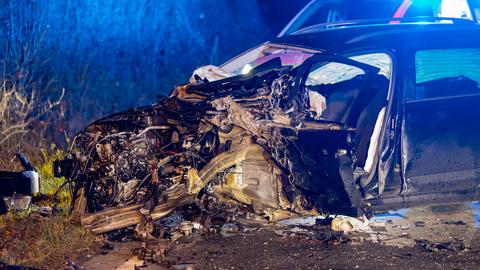 Autowrack mit zerstörtem Frontbereich