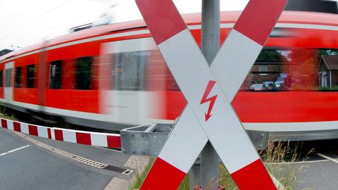 S-Bahn passiert Bahnübergang