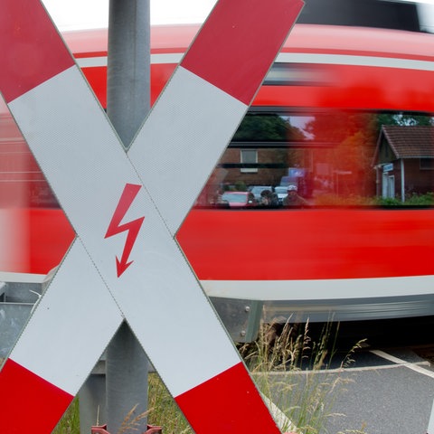 S-Bahn passiert Bahnübergang