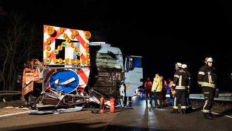 Zerstörte Baustellenabsicherung und Lkw