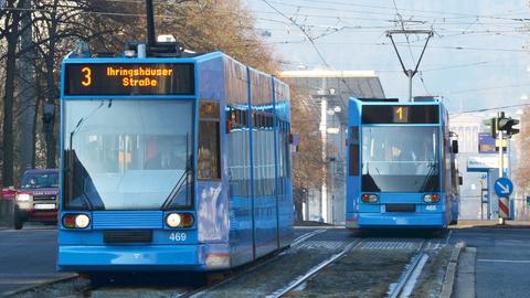 Zwei Straßenbahnen fahren durch Kassel. 