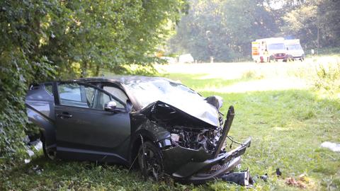 Zerbeulter Wagen liegt auf einer Wiese