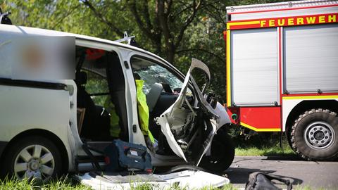 Beschädigtes Auto neben einem Feuerwehrauto