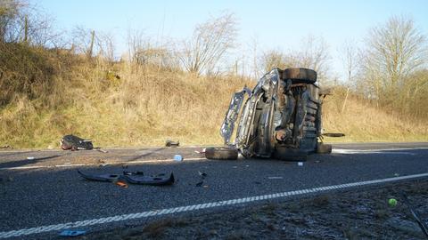 Verunfalltes Auto auf Landstraße