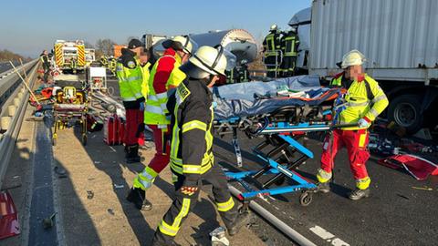 Rettungsarbeiten bei dem Auffahrunfall auf der A66.