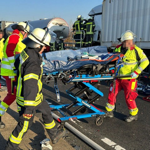 Rettungsarbeiten bei dem Auffahrunfall auf der A66.
