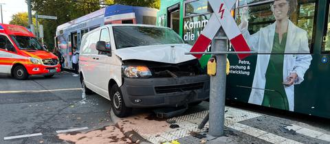 Straßenbahnen, Rettungswagen und Kleintransporter nach einem Unfall