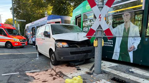 Straßenbahnen, Rettungswagen und Kleintransporter nach einem Unfall