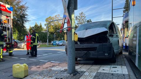 Straßenbahnen, Rettungswagen und Kleintransporter nach einem Unfall