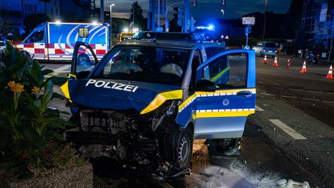 Ein stark beschädigter Streifenwagen bei Nacht