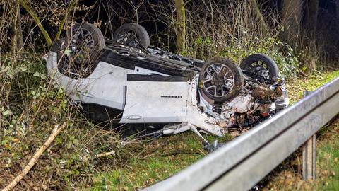 SUV liegt auf dem Dach