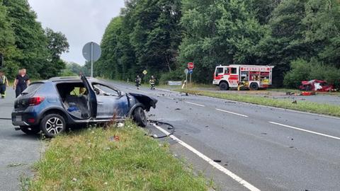 Zwei kaputte Autos auf Bundesstraße