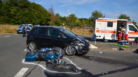 Ein Motorrad liegt verunfallt am Boden auf einer Landstraße in Greifenstein.