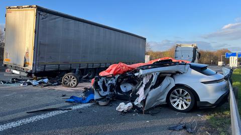 Von einem Porsche ist nur noch die Hälfte übrig, der Rest sind Trümmerteile, die auf der Fahrbahn liegen.