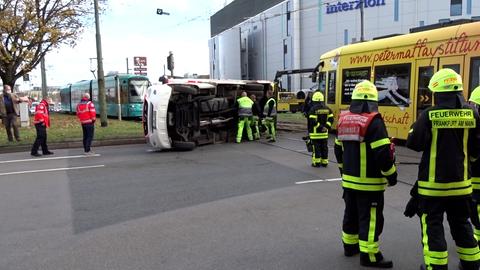 Unfall Tram Krankenwagen Frankfurt