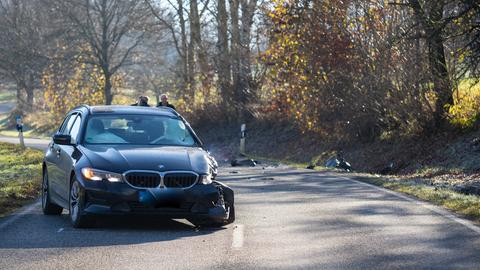 Die Unfallstelle zwischen Bad Orb und Wächtersbach-Aufenau - im Vordergrund der verunfallte PKW, im Hintergrund liegt das Motorrad im Straßengraben.